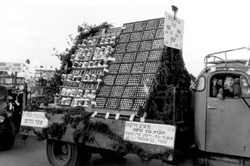 1957: משאית שימורי תנובה במצעד האחד במאי