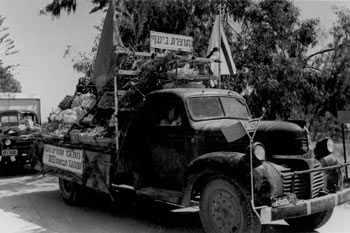 1952: ירקות ופירות תנובה כחלק מענף ביע"ף - ביצים, ירקות, עופות ופירות - במצעד האחד במאי.