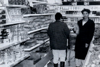 1992: פרדסיה, חנות מן הקיבוץ והמושב.