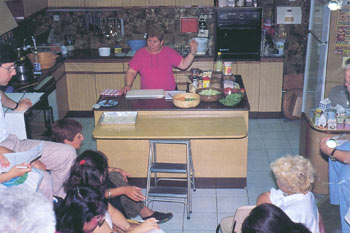 1990: עולים חדשים (תלמידי אולפן) לומדים על המטבח הישראלי במרכז ההדרכה של תנובה.
