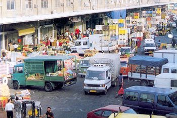 שנות ה-90: השוק הסיטונאי בת"א מתקשה לתפקד מפאת העומס הרב. ב-2006 נסגר השוק  ועבר לאזור צריפין.