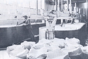 תהליך ייצור גבינה במחלבת תל יוסף.